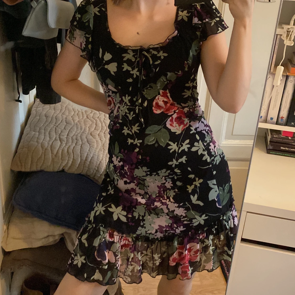 Svart blommig klänning