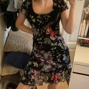 Svart blommig klänning - Svart blommig klänning i storlek M (ganska liten i storleken, passar mig som har storlek S) Den är köpt second hand, men är i mycket bra skick! Den är ursprungligen från Lindex. Jag har endast använt den ett fåtal gånger.🌸