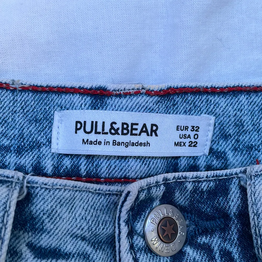 ett par snygga smuts blåa jeans från pull and bear, i storlek 32/xs . Jeans & Byxor.