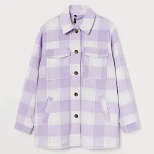 Hej säljer min skjort jacka från hm!💕använt den få tal ggr men den är välanvänd! Skriv om ni har några frågor eller vill köpa!🥰
