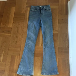 Ett par jeans från Gina i storlek XS. - Det är en liten lila fläck men den syns knappt, skriv om ni är intresserande❤️