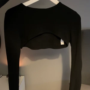 Stickad ärmtröja - Helt ny tröja från zara som är superfin att ha över ett linne, storlek M men sitter mer som en S🖤⚡️🎸