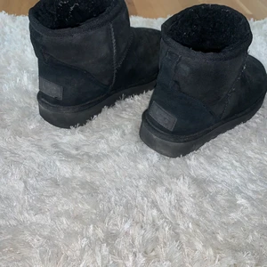 Svarta Uggs  - Säljer dessa svarta korta uggs som är ganska använda, men ändå bra skick!😝 Tycker om dem, men de är tyvärr lite små. Passar jättebra nu till höst/vintern. 