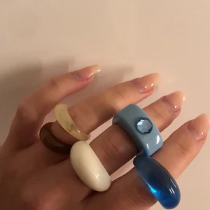 Populära ringar  - Säljer dessa snygga och populära ringar❤️.   Små ringarna/ brun och vit= 30kr styck de stora 59kr styck💓 stora vita är såld 