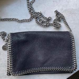 Säljer min Falabella Shoulder Bag från Stella McCartney i svart med silvriga detaljer. Mycket gott skick, väldigt sparsamt använt. Köpt för ca 6000kr - 2800kr eller högsta bud 💕