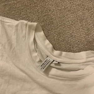 & Other Stories T-shirt - Vanlig, vit t-shirt från & Other Stories i strl M. Använd, men i bra skick. Fraktkostnad tillkommer.