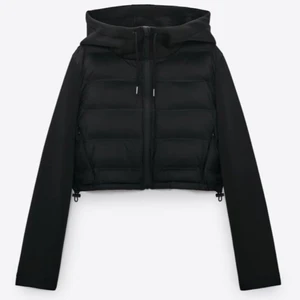 Säljer nu min fina jacka ifrån zara!🦋 - Säljer denna jackan ifrån zara, bra material! Passar XS och S.🦋 pris kan diskuteras! 