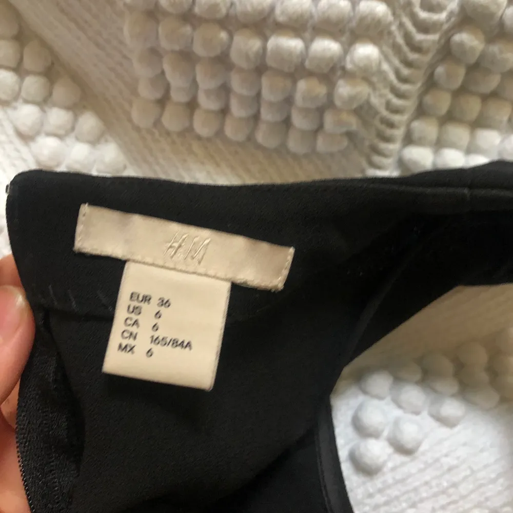 Jättesöt klänning i storlek 36 från H&M i tjockt material. Bra skick! Skriv för mer bilder och info!❤️. Klänningar.