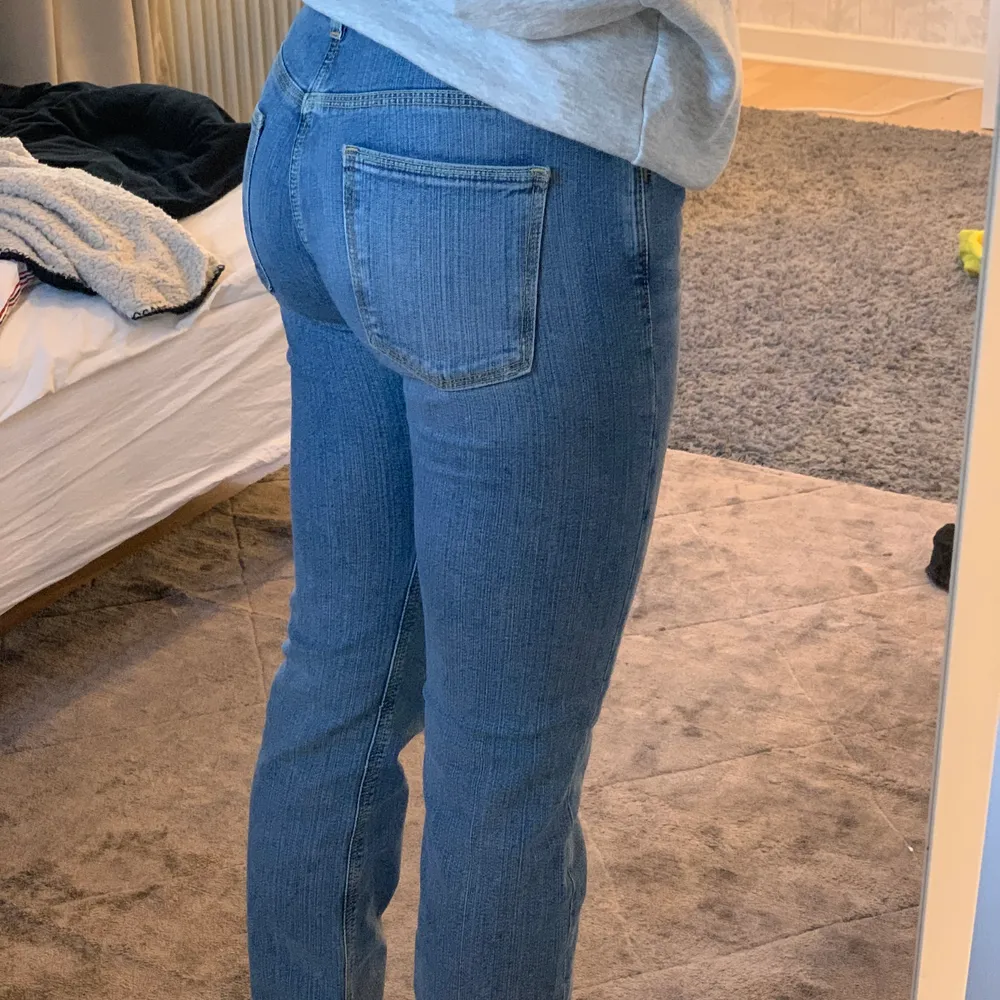 Lågmidjade jeans köpta på Plick. De är as snygga men jag använder de för sällan. Dom är lite trasiga men det är inget som syns vid användning. Skriv om ni undrar vad frakten är så kollar jag!😍🤌🏼. Jeans & Byxor.