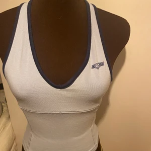 Vintage halterneck topp - Svin cool halterneck topp i ljusblå med mörkblå detaljer. Passar så bar med alla sorters jeans men kommer tyvärr inte till andvändning. Storlek S