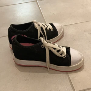 Heelys, skor - Dessa heelys (skor med hjul) fick jag när jag var liten. De har inte använts särskilt mycket och mestadels inomhus. Dem är jätteroliga att åka runt på och det är lätt att lära sig. Frakt tillkommer