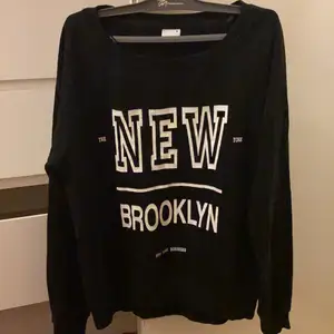 En svart mysig sweater med tryck i stl S. Köpt för 100 