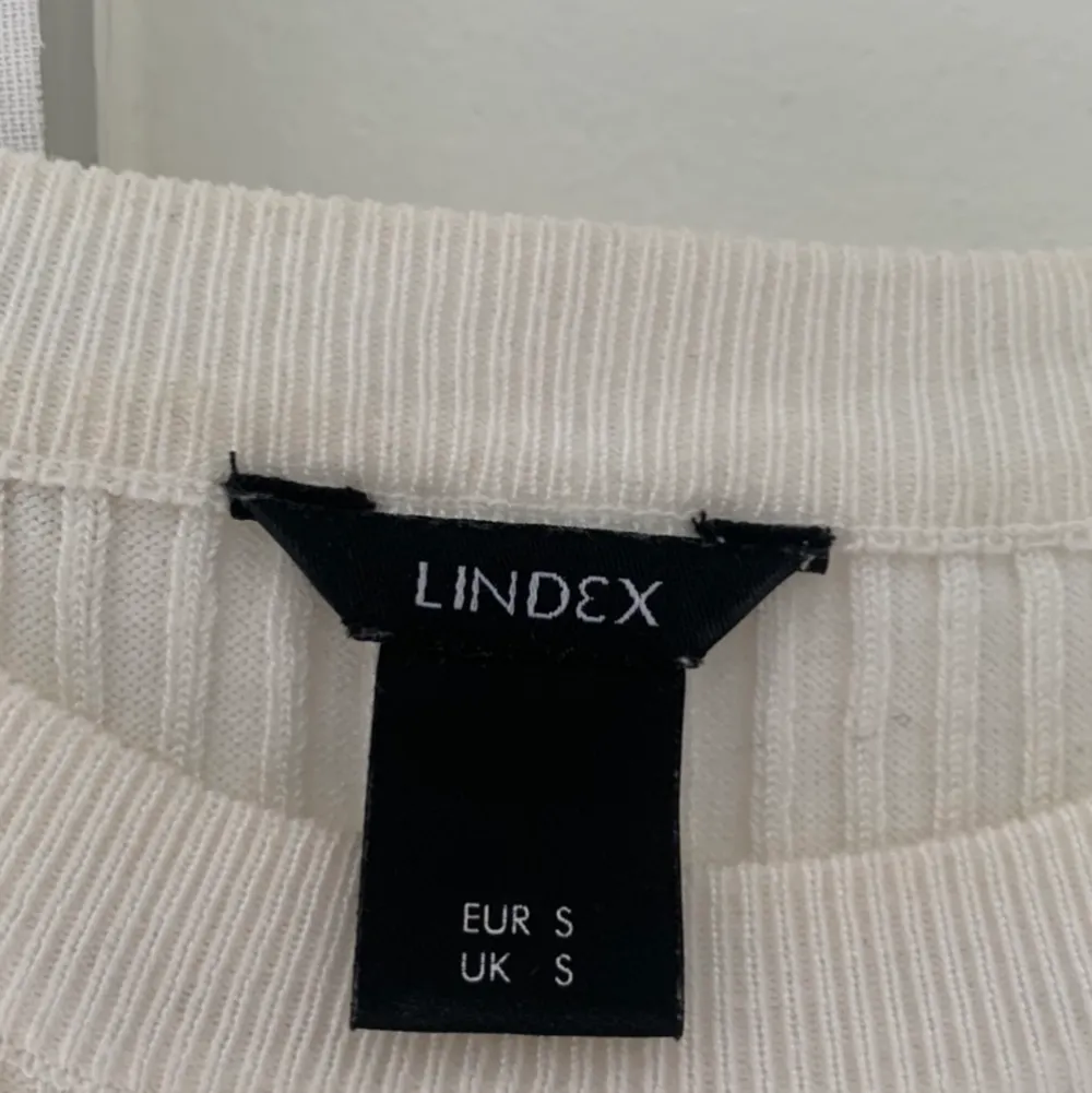 Säljer denna vita ribbstickad tröja från Lindex mvolanger längst ut på armen! Endast använd fåtal gånger - bra skick!. Tröjor & Koftor.
