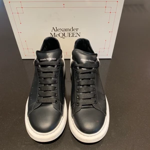 Alexander mcqueens - Ett par Alexander mcqueen oversized sneakers. Bra skick med normal wear. Kommer med box och extra laces.