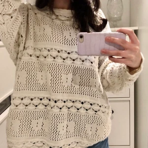 En vit stickad tröja  - Hör är en vit stickad tröja som är väldigt mysig o basic. Helt oanvänd o köptes för inte så länge sen, väldigt stor i storleken.