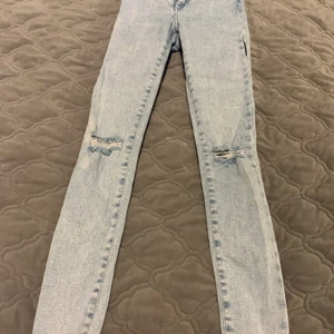 Jeans XS bra skick!  - Nästan oanvända jeans från BIKBOK, storlek XS! 