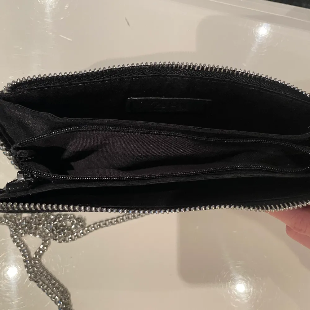 Jättefin svart väska i mocka från Zara. Går att ha både lång och kort kedja. Får plats med mycket i den! Aldrig använd!!!!💕🔥. Väskor.