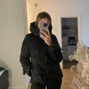 Jacka  - Svart mönstrad vinterjacka från Zara med band i armarna. Storlek XS. 100kr