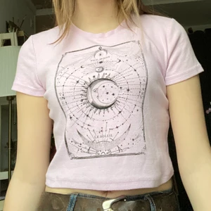 Baby tee - Gullig lila/rosa baby tee från Bershka med fint tryck. Använd ett par gånger, i väldigt bra skick. I storlek M men passar också S. Köparen står för frakt💖