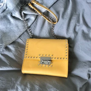 Väska Zara - Superfin gul väska som ger en extra färgklick i vardagen!! Använd fåtal gånger så därav väldigt få degenererade o i fint skick❤️‍🔥