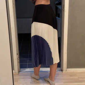 H&M EUR 34 - En snygg lång kjol köpt från H&M får några år sedan knappt använt och är i bra skick☺️ 100kr+frakt. Skriv vid intresse eller frågor💖💖