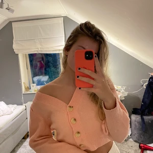 Koral/rosa kofta - Säljer denna jättefina koral/rosa koftan som man kan ha både off-shoulder och ”som vanligt”💗 Den är från & Other stories och är i mycket fint skick. Kontakta ifall du är intresserad!