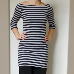 RANDIG OFF SHOULDER KLÄNNING - Jättenice off shoulder klänning, randig. Storlek S.