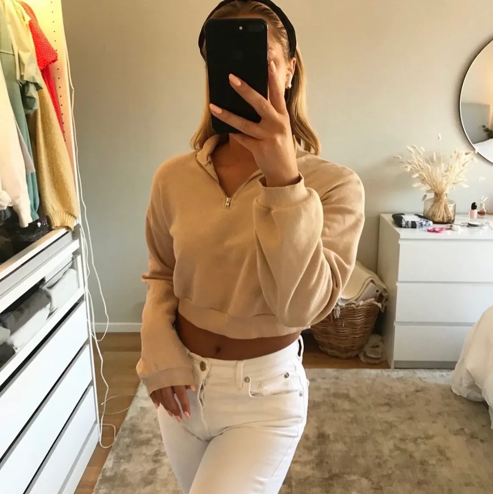 Cropped beige sweater från Nelly i storlek S. Tröjor & Koftor.