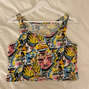 Färglatt linne från Monki - Jättefint och coolt mönstrat linne från Monki i strl xs💕 Superfint skick, endast använd ett fåtal gånger  Frakt: 11kr