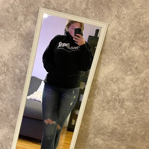Thrasher hoodie  - Hoodie från Thrasher. Väldigt lite använd så den är i bra skick! Mysig och ”stilren” tröja med vitt tryck. 