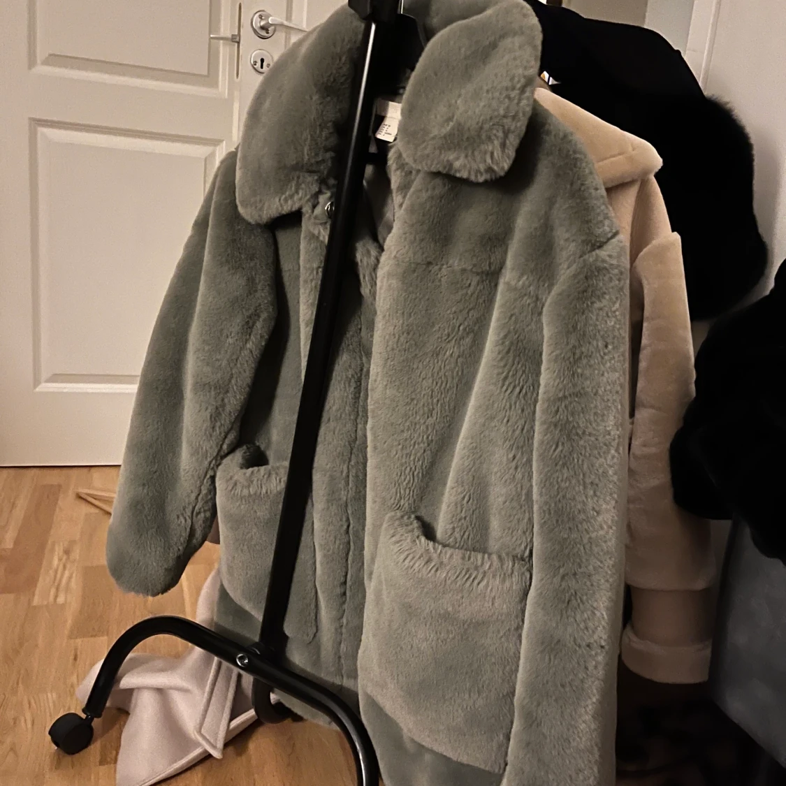 Olivgrön pälsjacka från H&M 