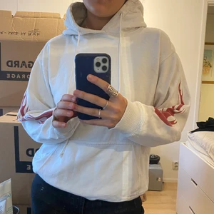 Vit cool hoodie! - Säljer denna vita coola hoodie, tyvärr står det ingen storlek i men jag har vanligtvis storlek S/M! Säljer den för 100kr!