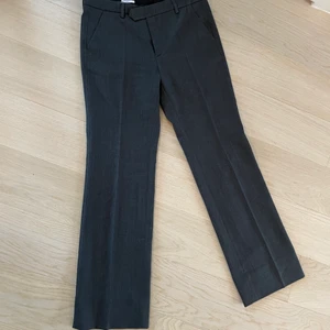 Filippa K kostymbyxor  - Mörkgråa kostymbyxor från Filippa K 🖤 Strl S i nyskick! 