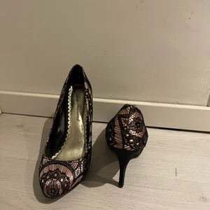 Klackskor från lulu townsend - Säljer dessa klackar från lulu townsend. Fick dem i present från USA, knappt använda, fint skick på dem. Storlek: 39-40 Pris kan diskuteras. För mer information kontakta mig gärna😊 