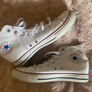 Converse  - Säljer dessa vita conversen!  De är i bra skick! 