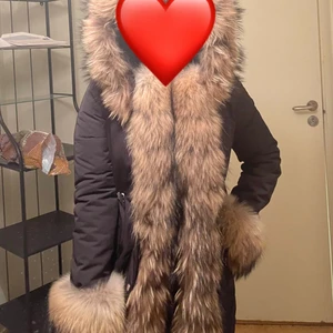 Parkas strl s - Jätte fin jacka men den är för stor för mig och passar inte mig därför tänker jag att sälja den använd ett par gånger och passar till folk i storlek M. All päls på den är äkta‼️ priset kan diskuteras 