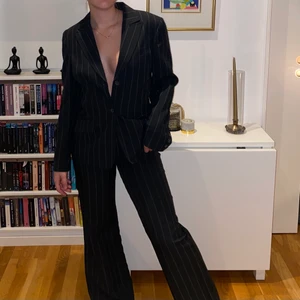 Kostym - Superfin kostym som är köpt second hand. Dessvärre kommer den inte till användning av mig:/ byxorna är särskilt snygga då de är lite lägre i midjan😍 passar bra på mig som bär 36❤️‍🩹 frakt står köpare för 📦 är 165 och dessa är förlånga