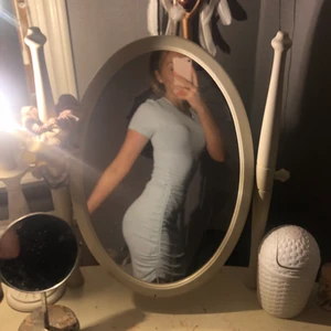 Blå tajt klänning - En jätte jätte fin klänning, Som man får super fin kropp i. Det är stretchig och man kan göra den tajtare/större. Lite ”ribbad” på sidan