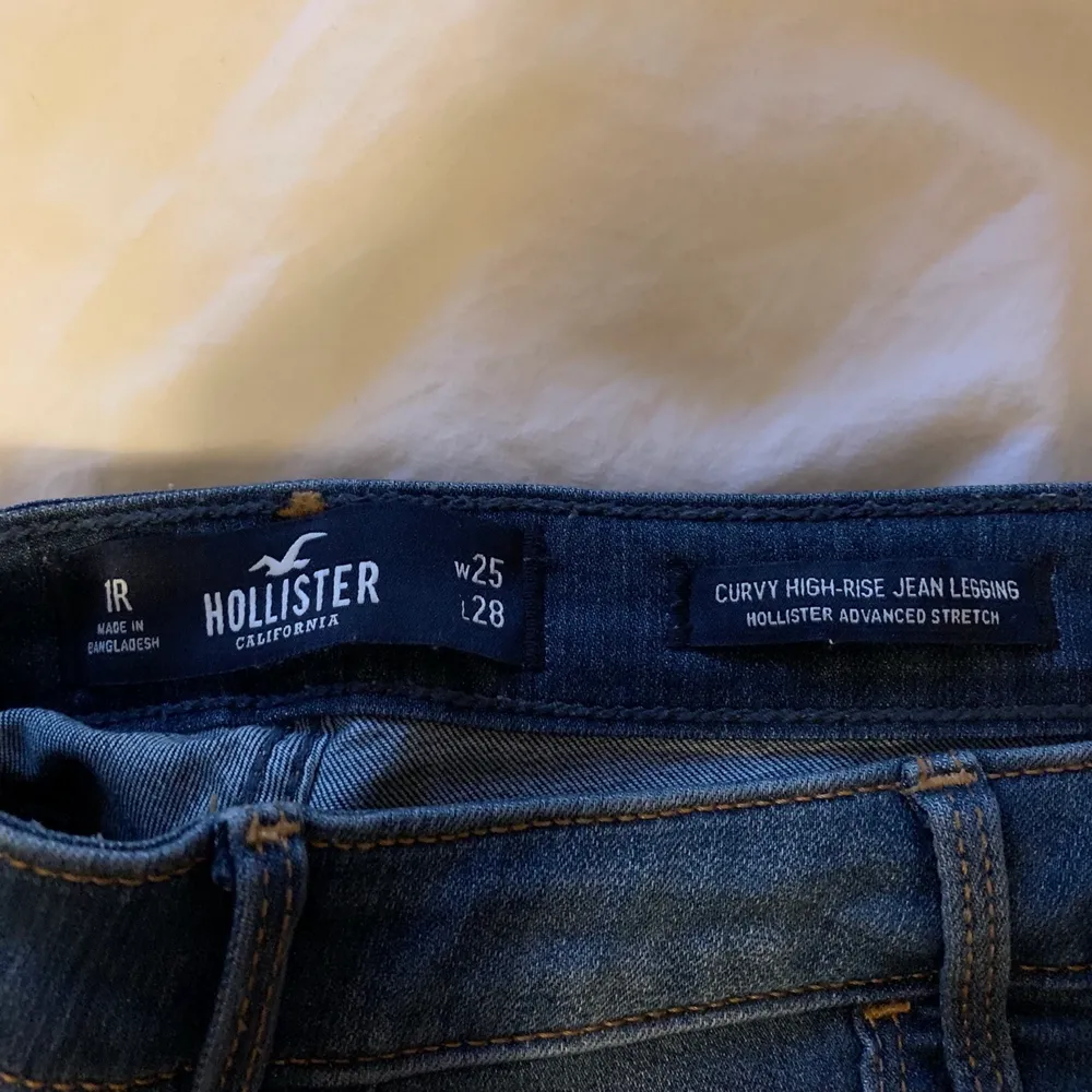 Superfina mörkblå tajta jeans från Hollister i deras curvy kollektion, jätte stretchiga och sköna, sparsamt använda, frakt tillkommer . Jeans & Byxor.