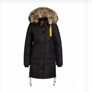 Parajumper vinterjacka - Säljer min parajumper jacka som jag använt i 2 vintrar.             Ser gott som ny ut och har nyligen varit på kemtvätt.              Ord pris 10499 kr men säljer min för 7500. Priset går att diskutera :)❣️