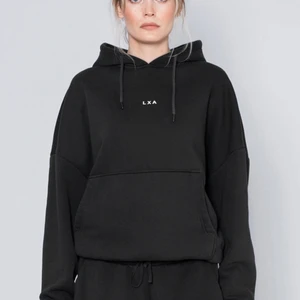 Lxa hoodie - Säljer denna lxa hoodien, den är i färgen washed black vilket är en jättefin färg, den är i str xs men passar allt från xs-m beroende på hur man vill att den ska sitta, hör gärna av dig om du har någon fråga så svarar jag så fort jag kan!💕🥰 (pris går även att diskuteras)