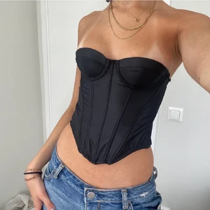 Korsett - ❣️Korsett topp som är köpt här på plick men kommer dessvärre inte till användning. Passar nog bäst a/b kupa. Går att reglera där bak😚 frakt står köpare för📦💗 BILDER FRÅN FÖRRA SÄLJAREN: gsandstrom. 