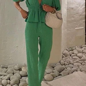 Grönt sett zara - Eftersom jag råkade beställa 2 likadana toppar samt ett par byxor i M som var förstora men glömt skicka tillbaka säljer jag detta settet! Toppen är i S och byxorna är i M