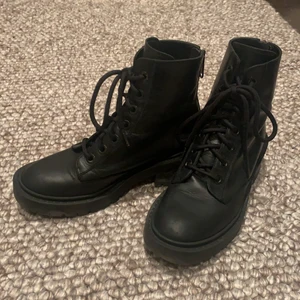 Kenzo boots - Supersnygga läderboots från Kenzo, använda men gott skick (lite snyggt slitna). Köpta för 2 år sedan för ca 4000kr, tidlösa och väldigt sköna. Dragkedja baktill!