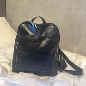 Svart ryggsäck  - Svart gullig lite mindre ryggsäck. Den är i fint skick🤩 Den är i äkta skinn och är från märker the monte. För fler bilder skriv i dm:) ❗️frakt tillkommer❗️