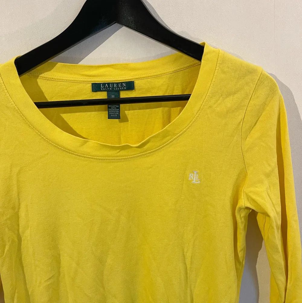 Fin gul Ralph Lauren tröja i fint skick! Storlek M . Tröjor & Koftor.