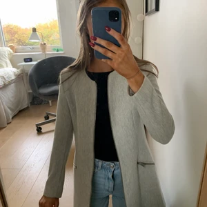 Kappa från zara - En beige kappa från zara som är snygg och passar till det mesta! 