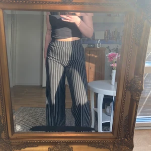 Randiga byxor  - Lite tunnare material med hög midja