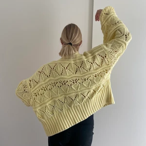 Gul mönstrad kofta  - Ljusgul kofta i fint mönster med stora breda armar och fin detalj med blomknappar. Från Zara i storlek L med passar de flesta storlekarna beroende på önskad passform💛💛i bra skick då den inte kommit till användning och därav säljs