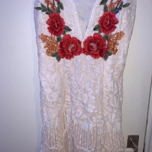 KortKlänning storlek S -  aldrig använd, Dubbelmaterial vilket gör att den inte är genomskinlig. Dragkedja på ryggen. 